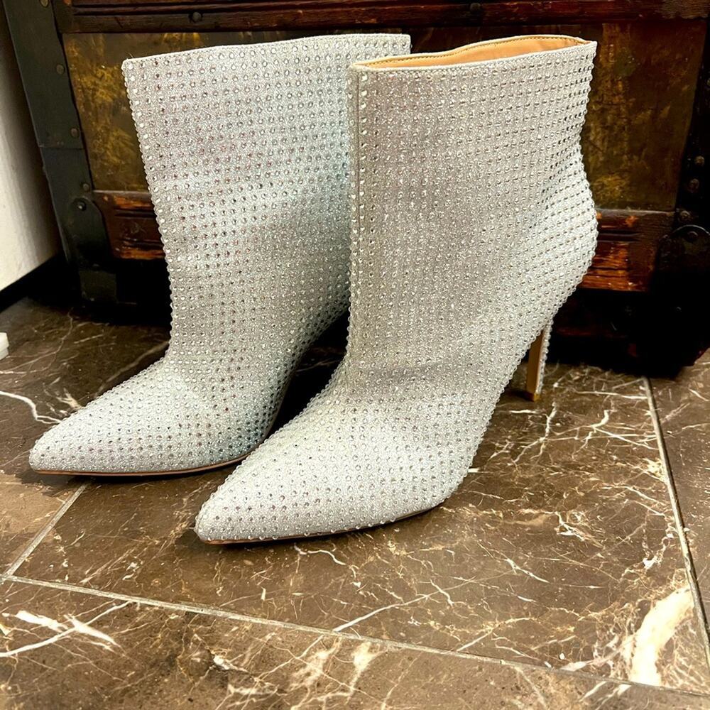 EUC Jewel Badgley Mischka ladies silver "Jude" Boots Size 8 - Picture 2 of 3